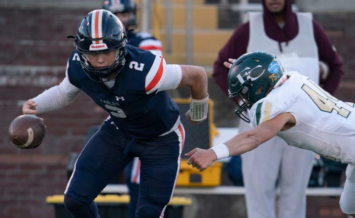 2026 4-star QB Jared Curtis making a move on an incoming rusher on December 1st, 2022, in Nashville, Tennessee. (Photo by George Walker IV of The Tennessean)